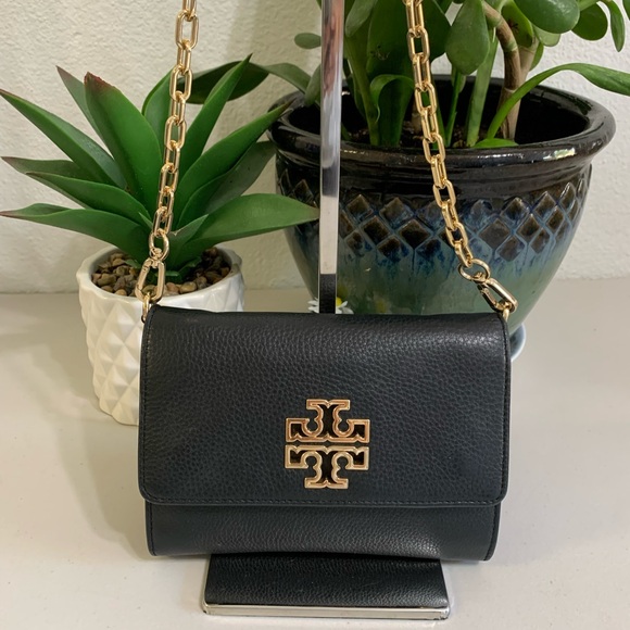 Tory Burch Handbags - 👜💕 Tory Burch Black Crossbody with Gold Chain